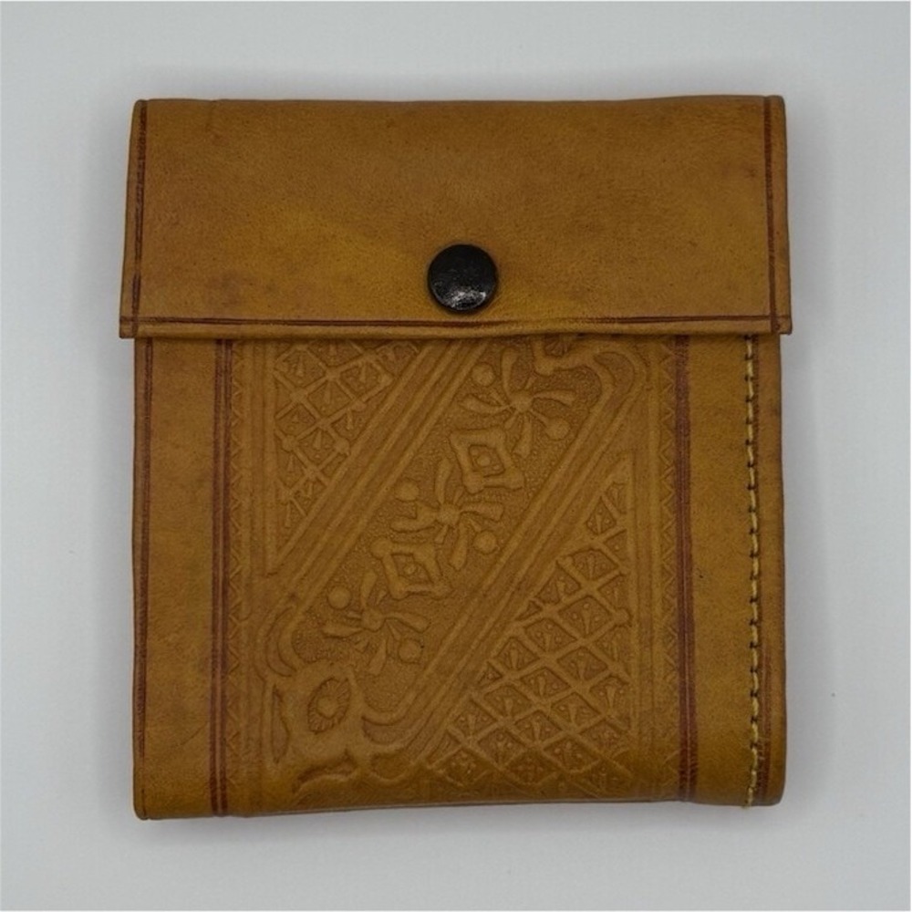 Handcrafted‎ Moroccan leather wallet featuring snap closure